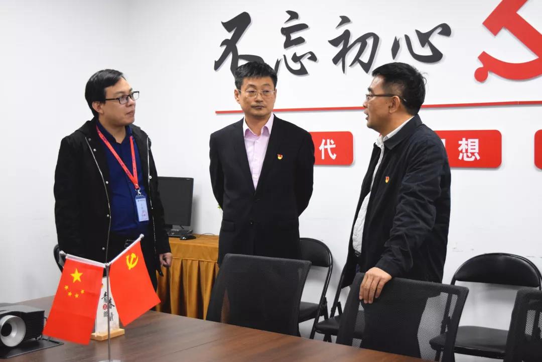 中共安陽市委網(wǎng)信辦主任路玉軍、副主任王曉萌等一行人蒞臨安陽青峰網(wǎng)絡(luò)指導(dǎo)工作